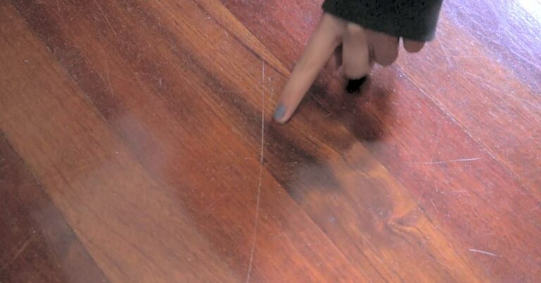 ¿Cómo quitar los rayones en el suelo laminado?