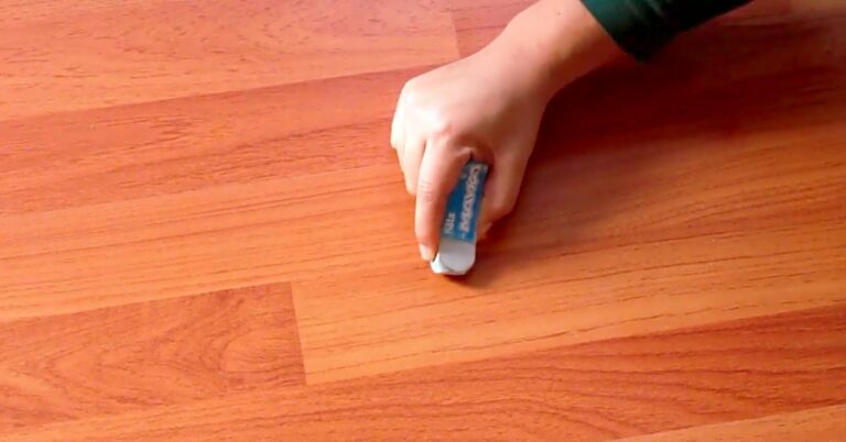 ¿Cómo se debe limpiar el piso laminado?
