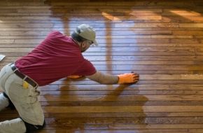 Cómo saber si tu suelo de madera necesita un acabado